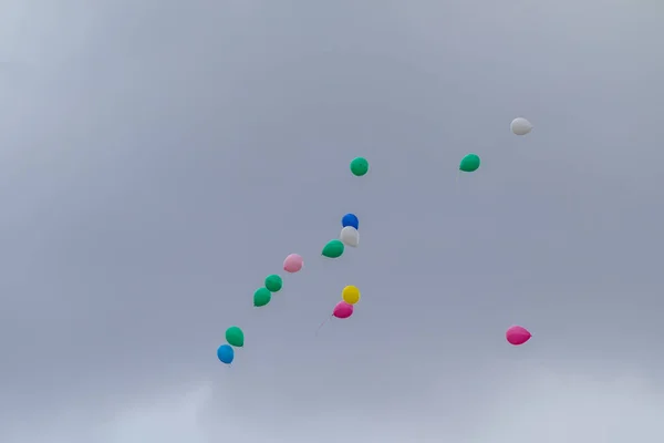 Veelkleurige Ballonnen Vliegen Tegen Blauwe Lucht Met Wolken — Stockfoto