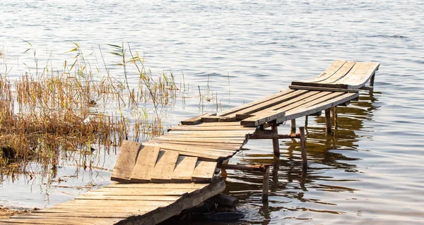 Göle giden ahşap kavis iskelesi yolu..