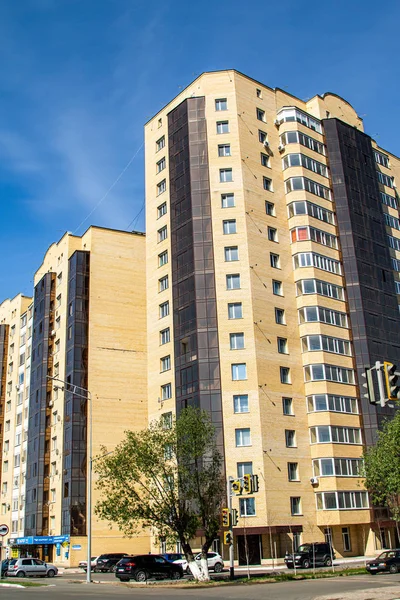 Hochhaus Aus Rotem Backstein Mit Fenstern Architektur — Stockfoto