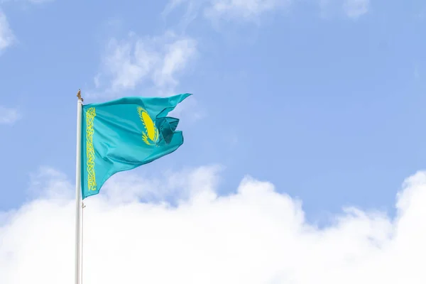 哈萨克斯坦共和国的旗子反对蓝天 — 图库照片