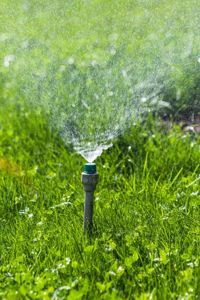 Bevattnings System Vattning Det Gröna Gräset Med Bokeh Bakgrund — Stockfoto