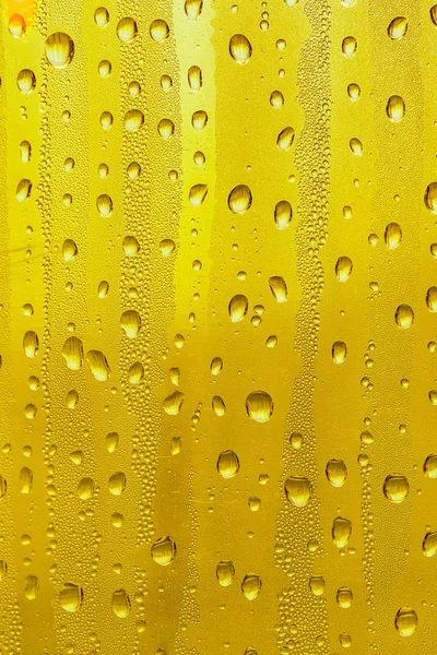 Gotas Agua Vaso Cerveza Fondo Amarillo Fondo Nebuloso —  Fotos de Stock