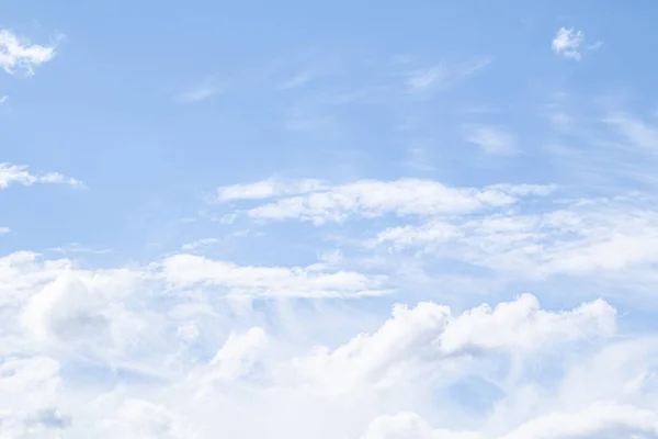 Λευκά Σύννεφα Στον Γαλάζιο Ουρανό Σύννεφα Αναστέλλονται Στη Συμπύκνωση Της — Φωτογραφία Αρχείου