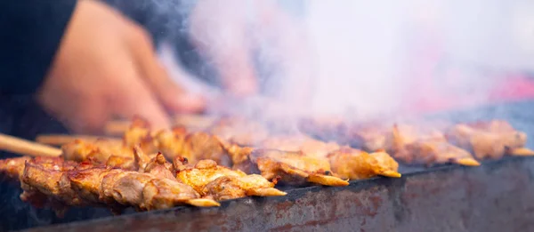 Spieße Grillfleisch Auf Den Kohlen Der Rauch Ist Unscharf — Stockfoto