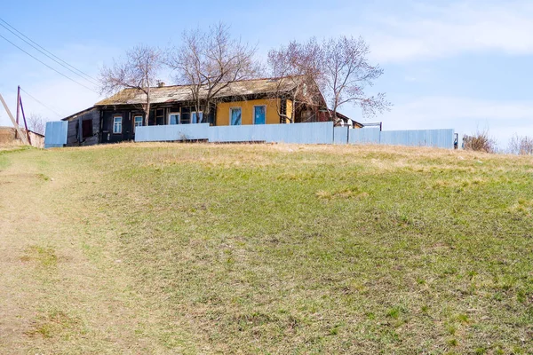 Une Maison Campagne Dresse Sur Une Colline Verte Sur Fond — Photo