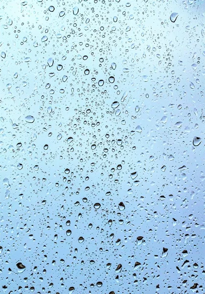 Gouttes Pluie Sur Verre Fond Bleu Foncé Ciel Devant Fenêtre — Photo