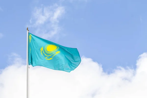 Флаг Республики Казахстан Против Голубого Неба Ветра — стоковое фото