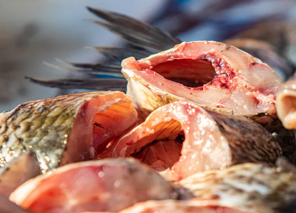 Stole Ryby Očistěte Šupin Vyjměte Vnitřnosti Oloupání Filet Čerstvých Ryb — Stock fotografie