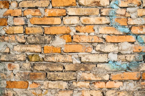 粗いコンクリートが付いている古いレンガの壁 — ストック写真