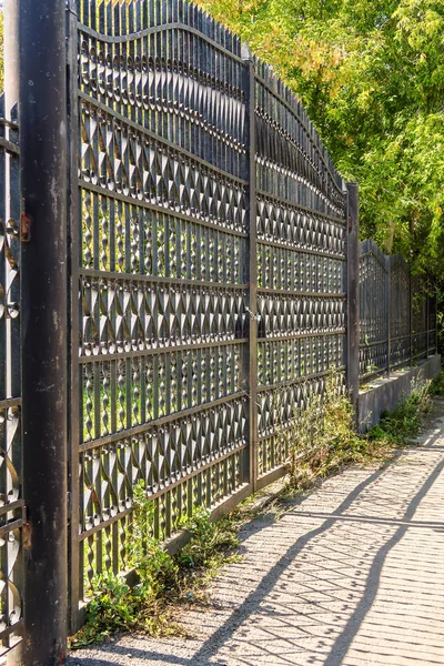 Ein Metallischer Dekorationszaun Entlang Des Gartens Eines Landschaftsparks — Stockfoto