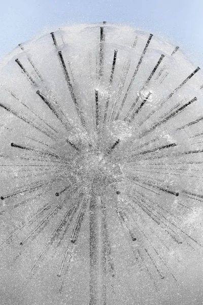 Water Spatten Van Een Metalen Cirkel Fontein — Stockfoto