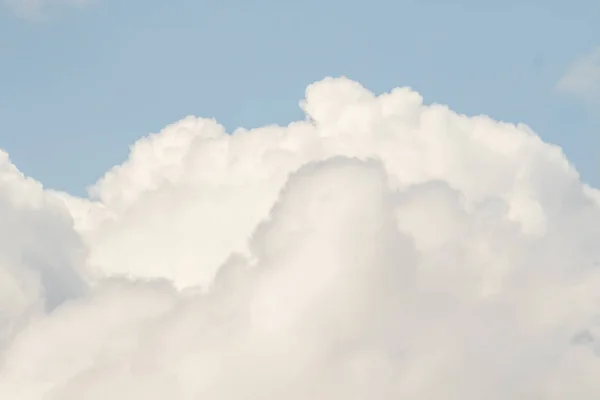 Awan Putih Langit Biru Hari Musim Semi Yang Cerah — Stok Foto