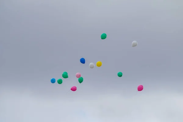 Balões Multicoloridos Voam Contra Céu Azul Com Nuvens — Fotografia de Stock