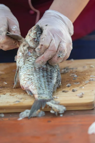 Mesa Limpie Pescado Las Escamas Retire Las Entrañas Pelado Filete — Foto de Stock