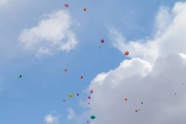 Çok Renkli Balonlar Bulutlar Ile Mavi Gökyüzüne Karşı Sinek — Stok fotoğraf