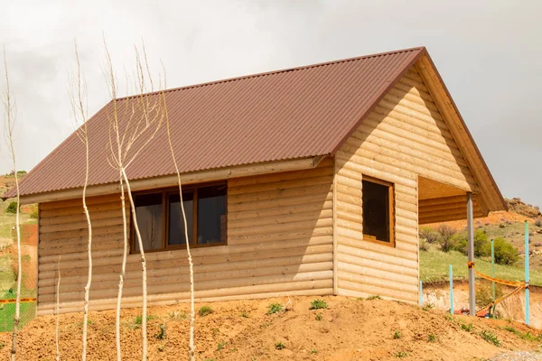 Nueva Casa Campo Troncos Primavera Naturaleza —  Fotos de Stock