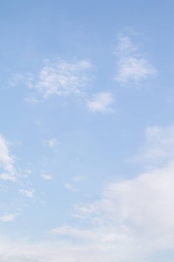 Açık bir günde bir arka plan olarak mavi gökyüzü.