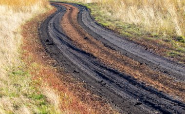 Çamur bulanık yol, sonbahar tarlası.