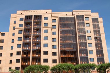 Pencereler, mimari ile yüksek katlı kırmızı tuğla ev.