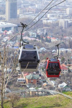 Almatı, Kazakistan - 29, 2019: Kok Tobe tepe ve teleferik kabin Almatı şehir görünümü, Almatı dönüm noktası 
