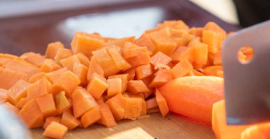 Yemek masasında soyulmuş havuç..