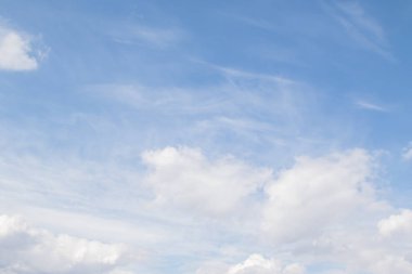 Beyaz bulutlarla mavi gökyüzü. Yaz günü açık. Mükemmel masaüstü duvar kağıdı.