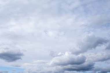 Mavi gökyüzünde beyaz bulutlar. Bulutlar su buharı atmosferi yoğuşması askıya alınır.