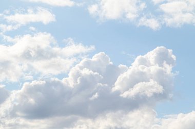 Mavi gökyüzünde beyaz bulutlar, gündüz. Duvar Kağıdı.