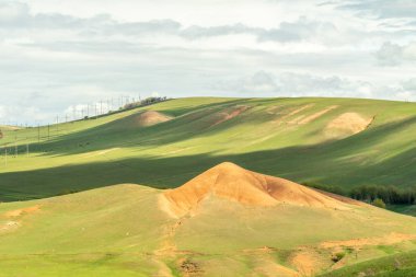 Manzara yeşil alan tepeler bulutlar ile gökyüzü
