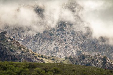 Dağlar uçurumlar sis bulutlar doğa yaz.