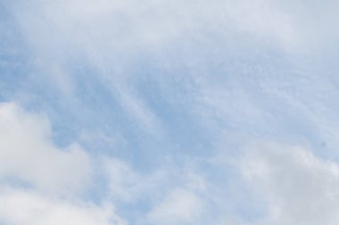 Mavi gökyüzünde beyaz bulutlar, güneşli havalarda gün bahar.