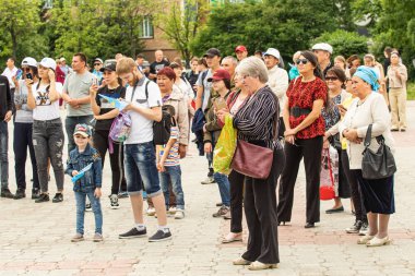Petropavlovsk, Kazakistan-4 Haziran 2019: Kazakistan Cumhuriyeti Devlet sembolleri günü. Tatil çocukları ve yetişkinler kutlamak. Parkta sporcular ve müzisyenler.