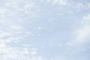 Açık bir günde bir arka plan olarak mavi gökyüzü.