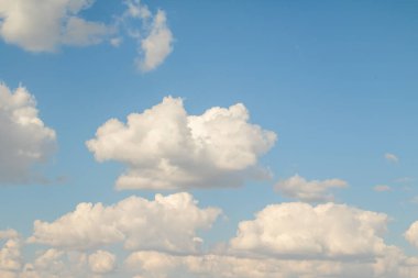 Mavi gökyüzü ve beyaz kümülüs bulutları. Peyzaj gökyüzü bulutları, arkaplan.