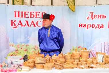 Petropavlovsk, Kazakistan-1 Mayıs 2019: Kazakistan halklarının Ulusal kostümleri şarkıları ve dansları. 1 Mayıs Kazakistan Insanlar Birliği günü.