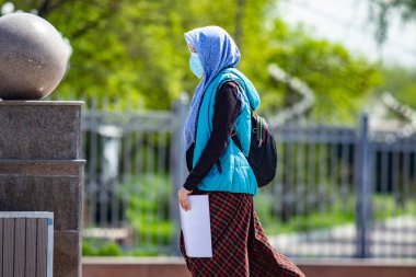 Atkılı Müslüman kız camiye gidiyor