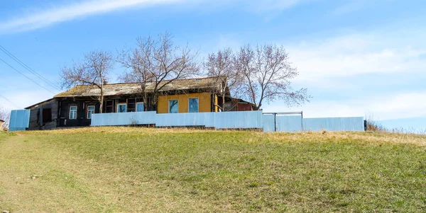 Une Maison Campagne Dresse Sur Une Colline Verte Sur Fond — Photo