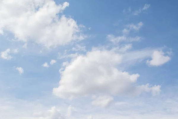 Blauwe Lucht Met Witte Wolken Heldere Zomerdag Perfecte Desktop Wallpaper — Stockfoto