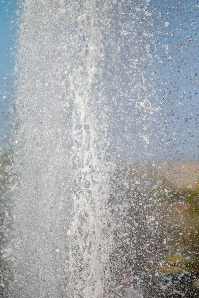 Spray Vízkút Kék Eget Vízkifröccsenés Középpontban — Stock Fotó
