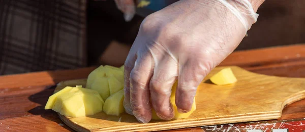 Les Pommes Terre Sont Coupées Avec Couteau Sur Une Table — Photo