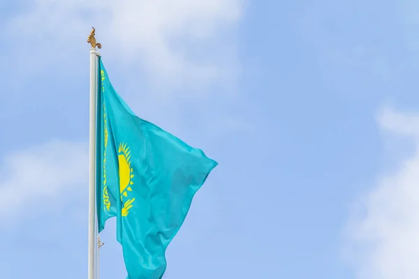 Bandeira República Cazaquistão Contra Céu Azul Vento — Fotografia de Stock