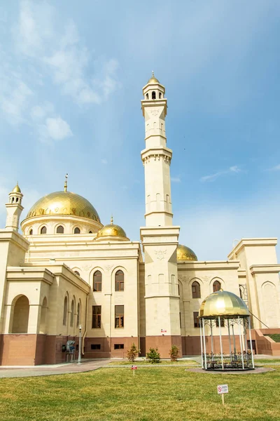 Petropavlovsk Kazajstán Mayo 2019 Mezquita Musulmana Cúpulas Doradas —  Fotos de Stock