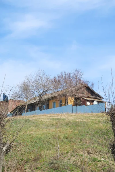 Country House Stands Green Hill Background Blue Sky — Stock Photo, Image