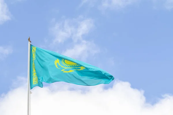 Bandiera Della Repubblica Del Kazakistan Contro Cielo Blu Vento — Foto Stock