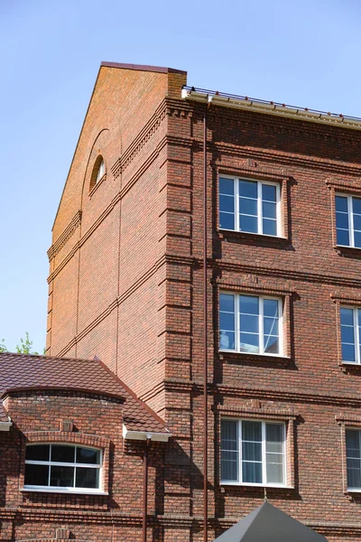 Ein Mehrstöckiges Wohnhaus Aus Rotem Backstein Vor Blauem Himmel Sommerliche — Stockfoto