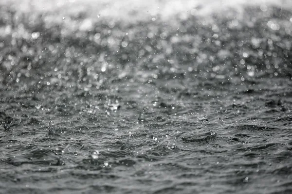 Grandes Gotas Agua Salpicando Fondo Con Fondo Borroso —  Fotos de Stock