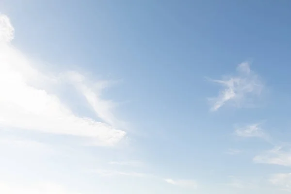 Белые Тонкие Облака Голубом Небе Ясное Дневное Небо — стоковое фото
