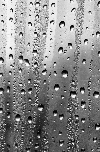 ガラスの雨滴 黒白の背景 ファッションガラスの質感 — ストック写真