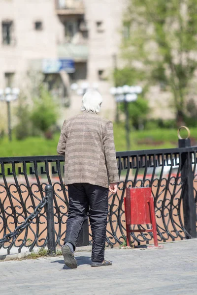 Bir şehir parkında yaz aylarında Erkek geri görünümü.