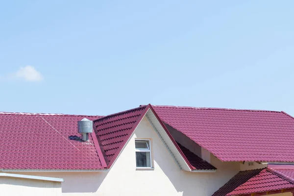 Techo Azulejo Rojo Contra Cielo Azul —  Fotos de Stock